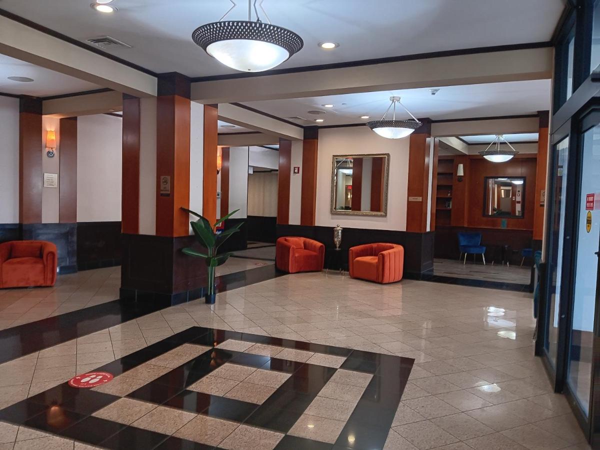 | Clarion Hotel & Suites Mount Laurel