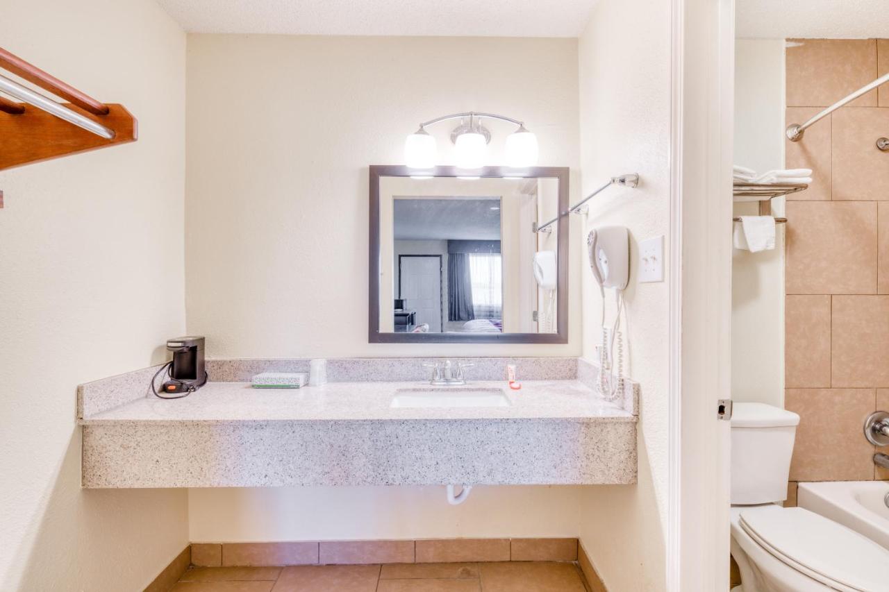 | OYO Hotel Rosenberg TX I-69