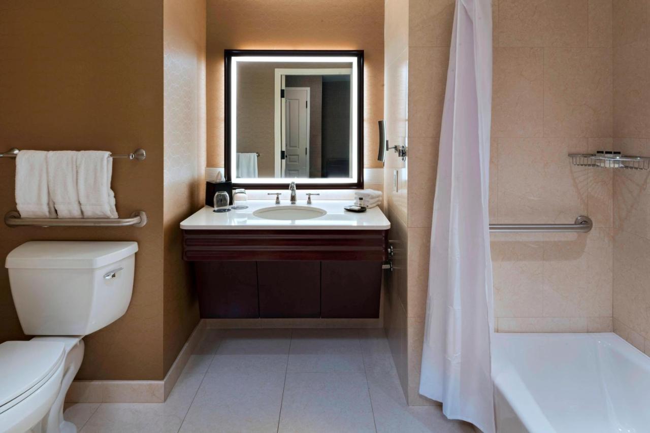 Guest room, 1 King, Pool view at Sheraton Austin Georgetown Hotel & Conference Center