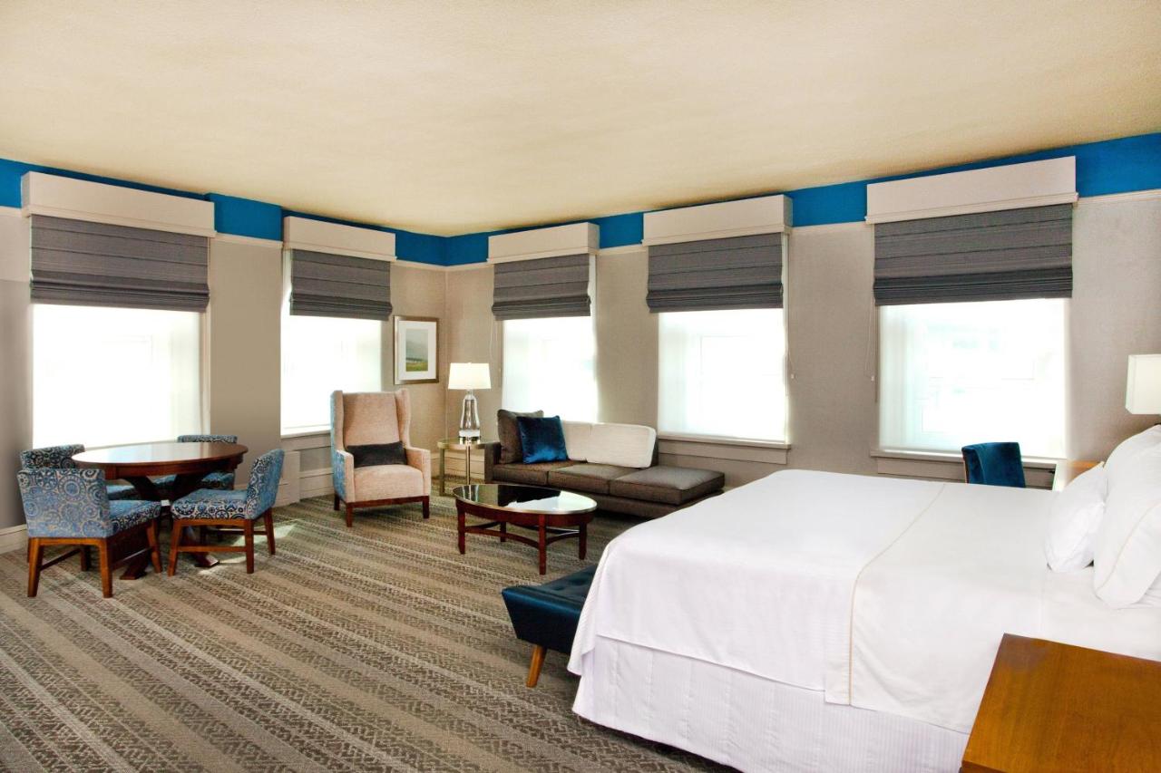 Studio Suite, 1 King, Corner room at The Westin Great Southern Columbus