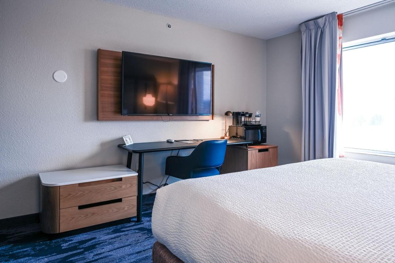 King Room at Fairfield Inn & Suites by Marriott Indianapolis Noblesville