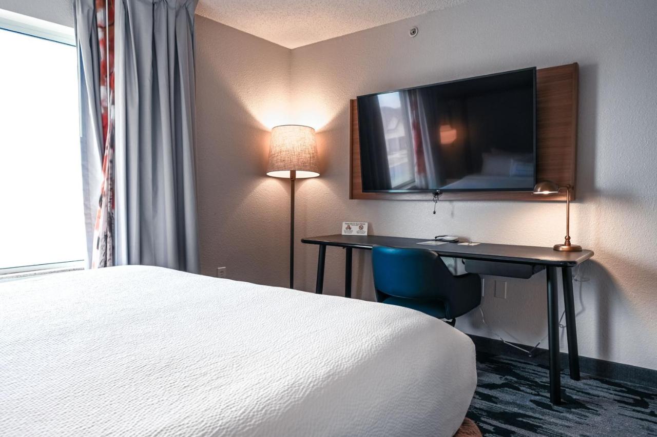 King Suite with Sofa Bed at Fairfield Inn & Suites by Marriott Indianapolis Noblesville