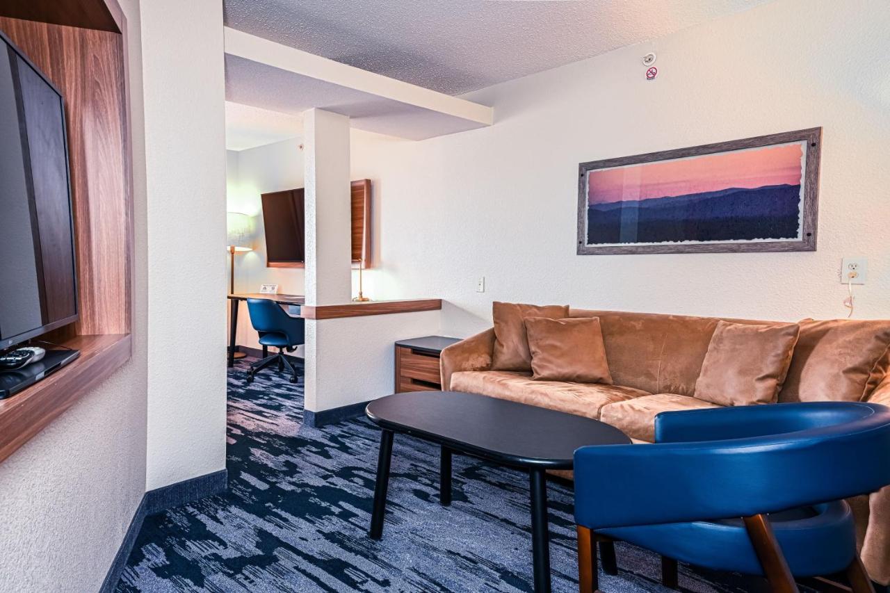King Suite with Sofa Bed at Fairfield Inn & Suites by Marriott Indianapolis Noblesville