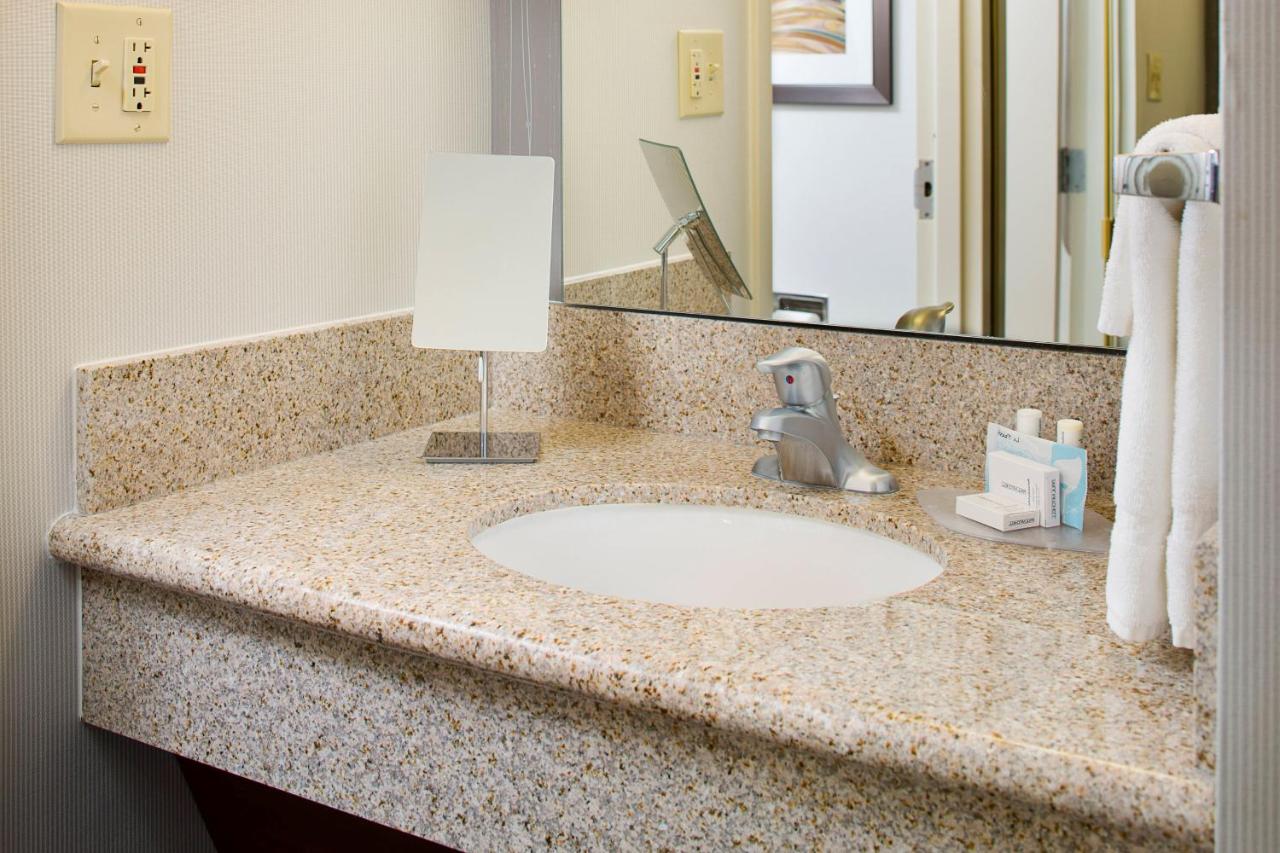 King Room with Adapted Tub - Mobility Accessible at Courtyard by Marriott Richmond Airport