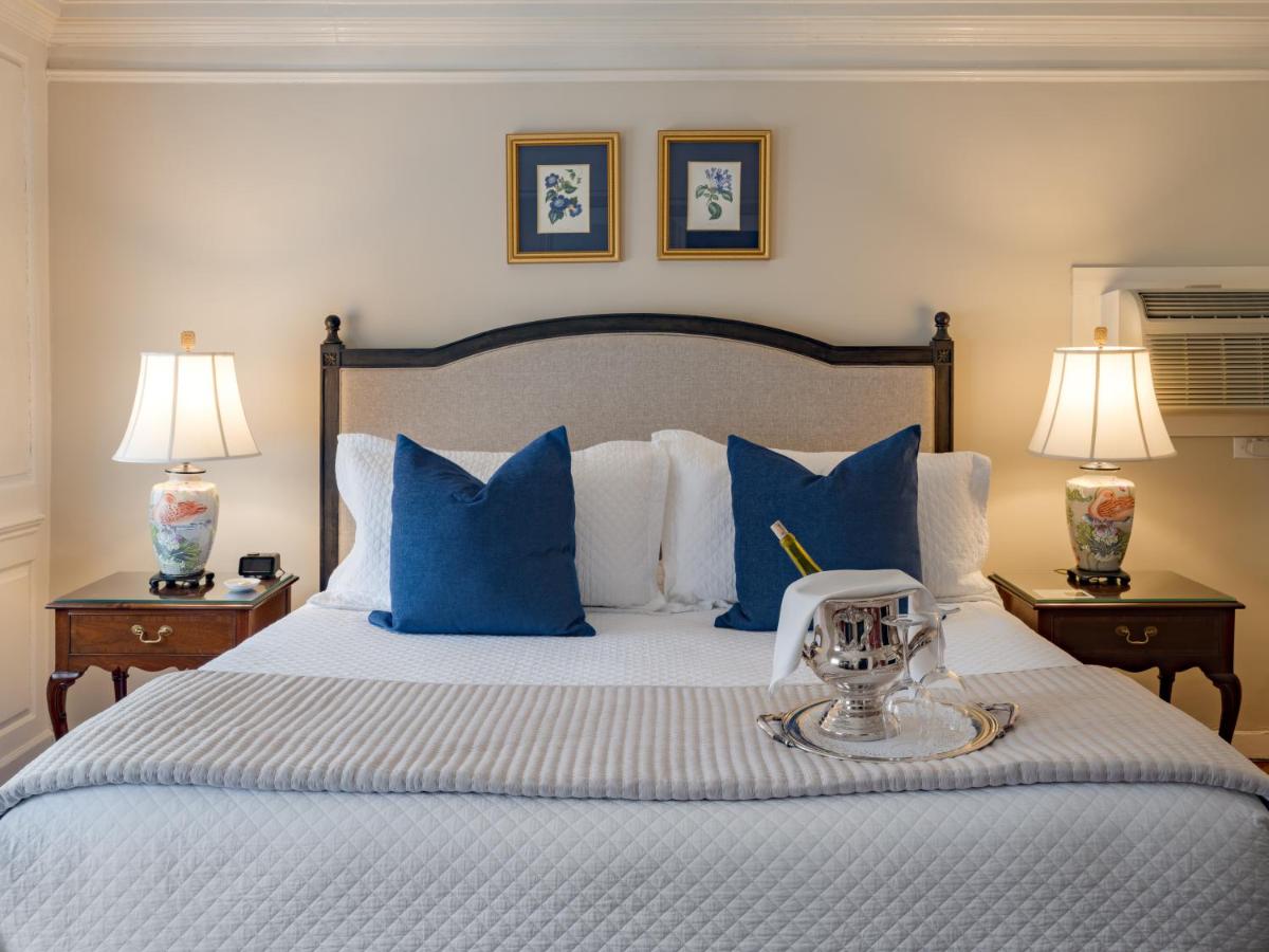 | Harbor Light Inn