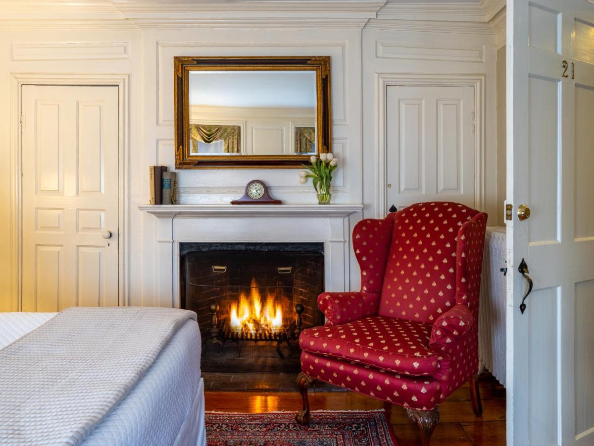 | Harbor Light Inn