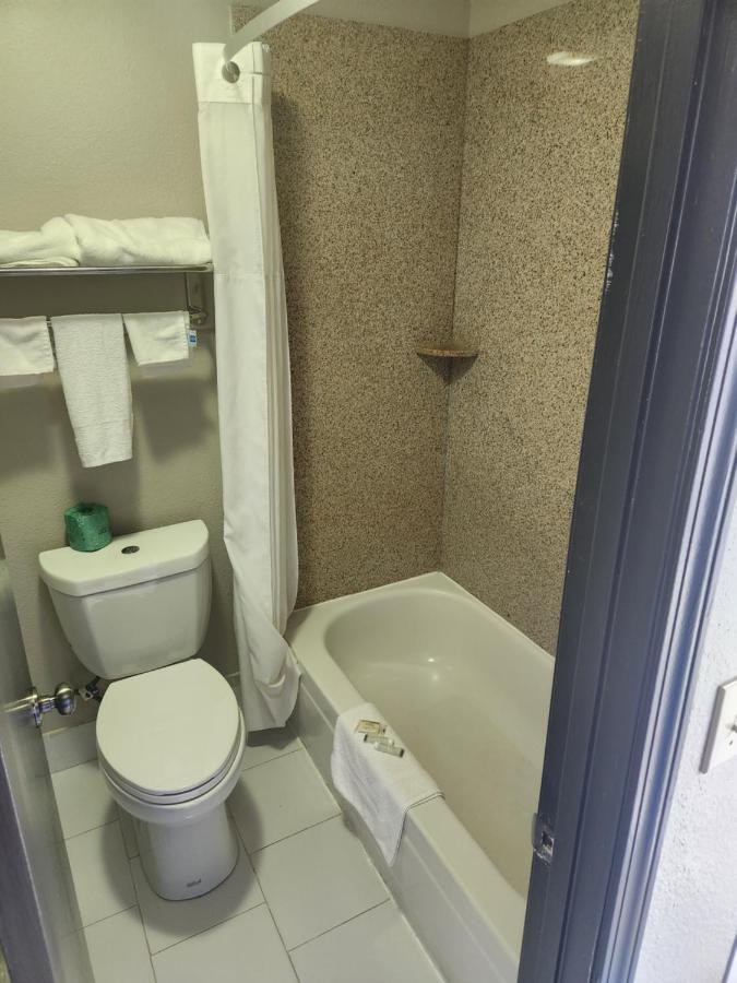 King Room - Non-Smoking at Days Inn by Wyndham Dahlonega University Area