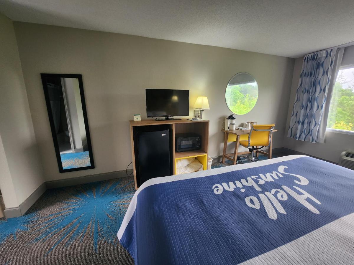King Room - Non-Smoking at Days Inn by Wyndham Dahlonega University Area