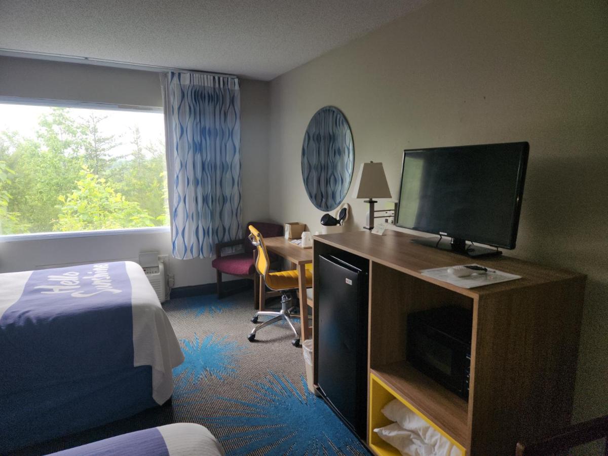 Double Room with Two Double Beds - Non-Smoking at Days Inn by Wyndham Dahlonega University Area