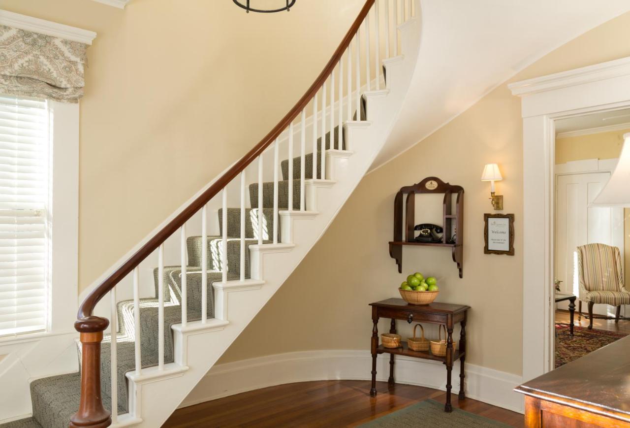 | Brass Lantern Inn