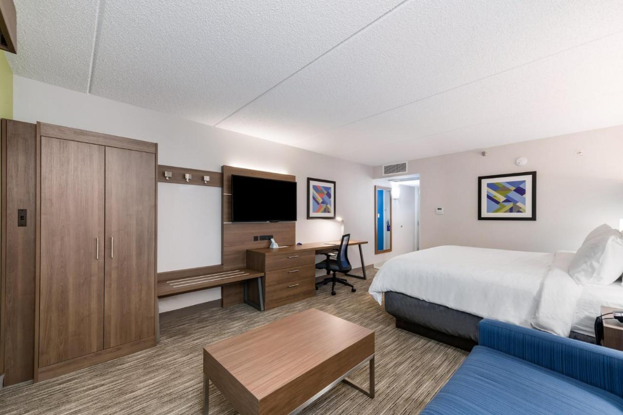 | Holiday Inn Express Naperville, an IHG Hotel