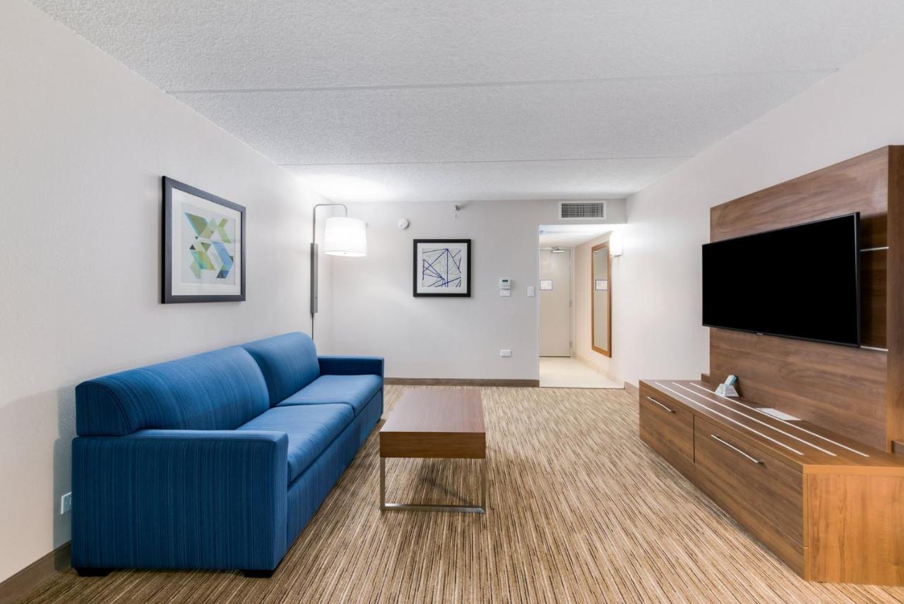 | Holiday Inn Express Naperville, an IHG Hotel