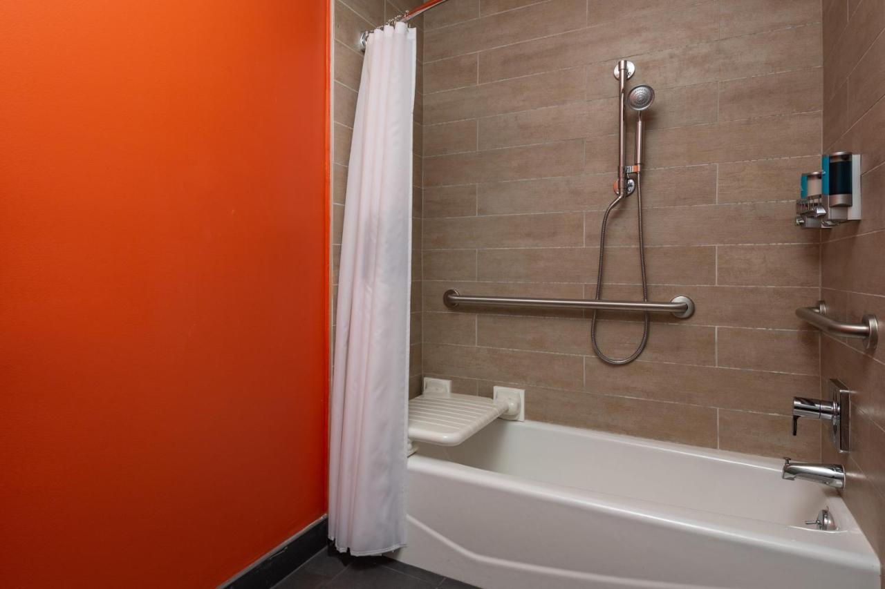 Aloft, Guest room, 2 Queen at Aloft by Marriott Miami Aventura