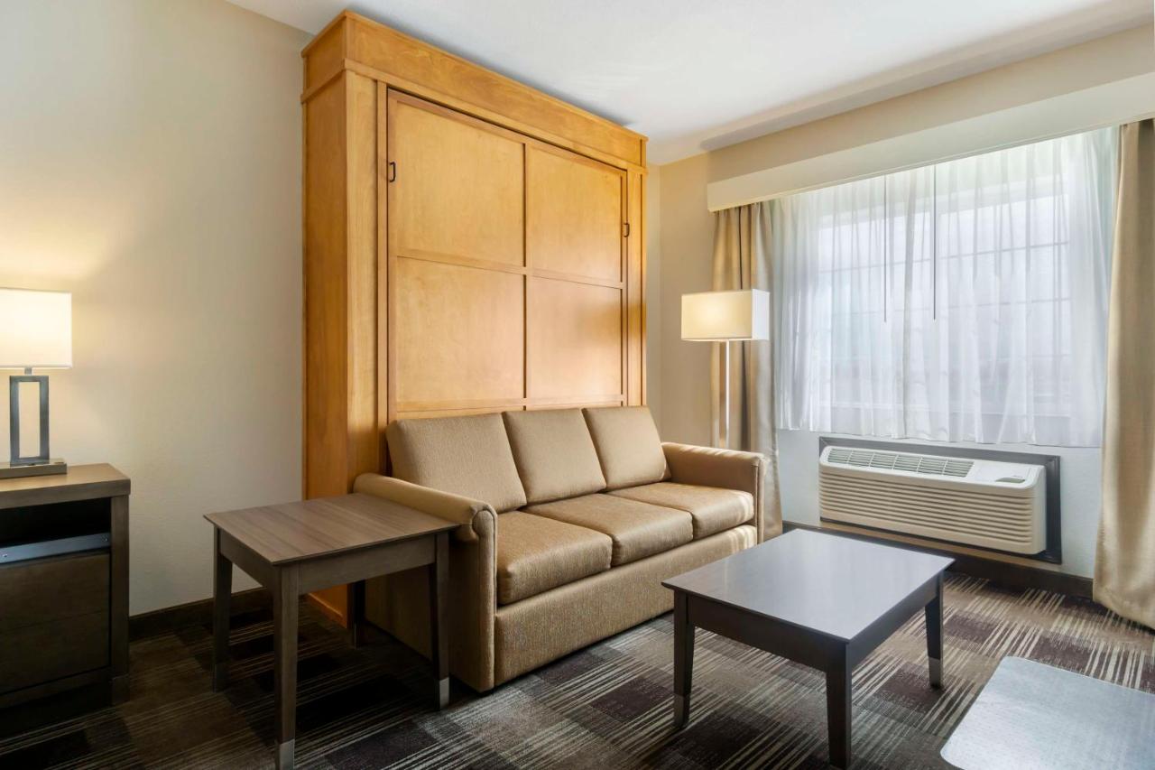 King Room with Spa Bath at Best Western Plus The Inn at Horse Heaven