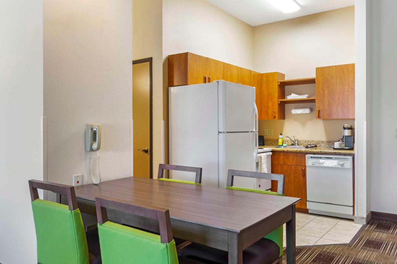 King Suite with Kitchen at Best Western Plus The Inn at Horse Heaven