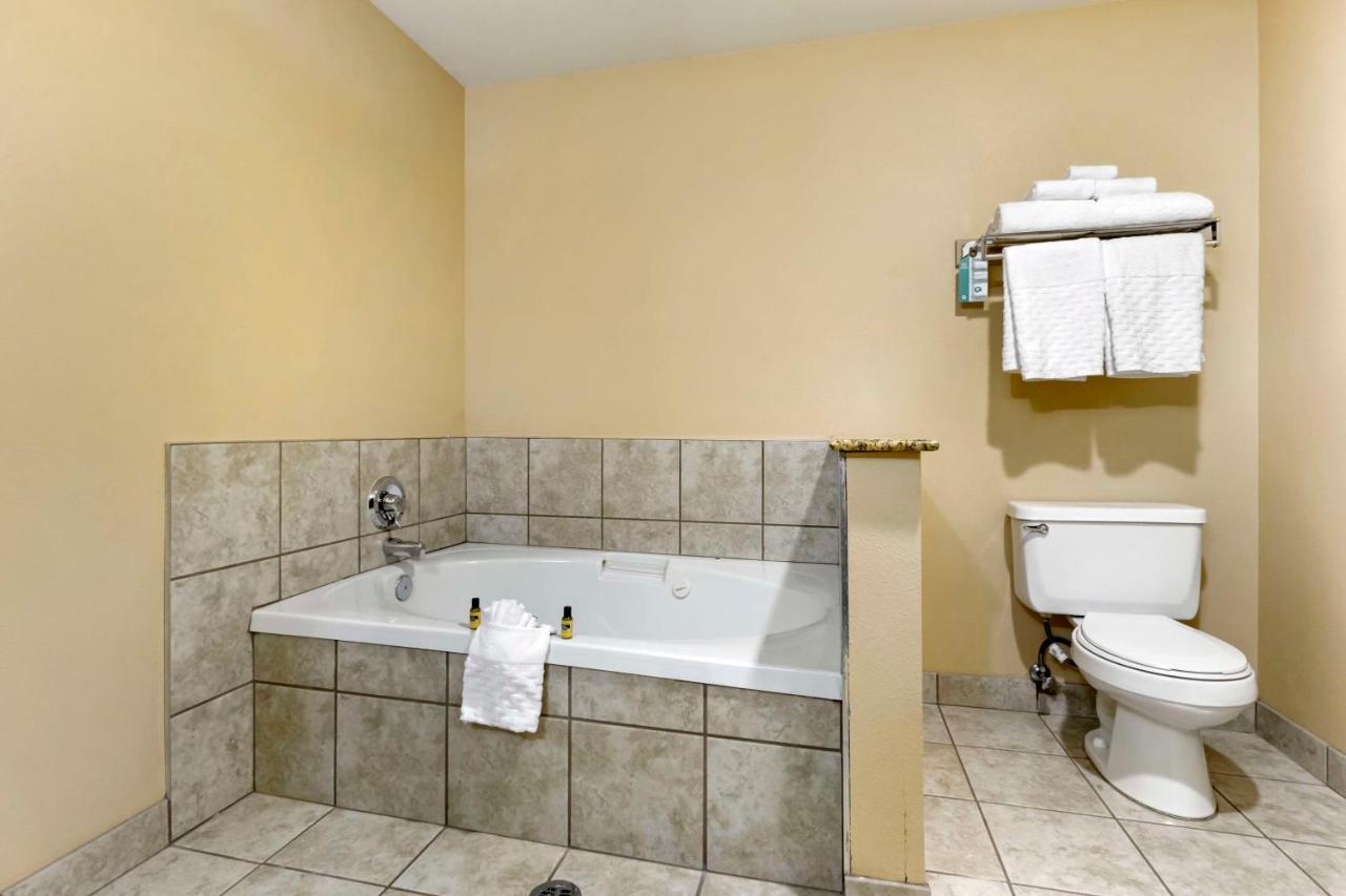 King Suite at Best Western Plus The Inn at Horse Heaven