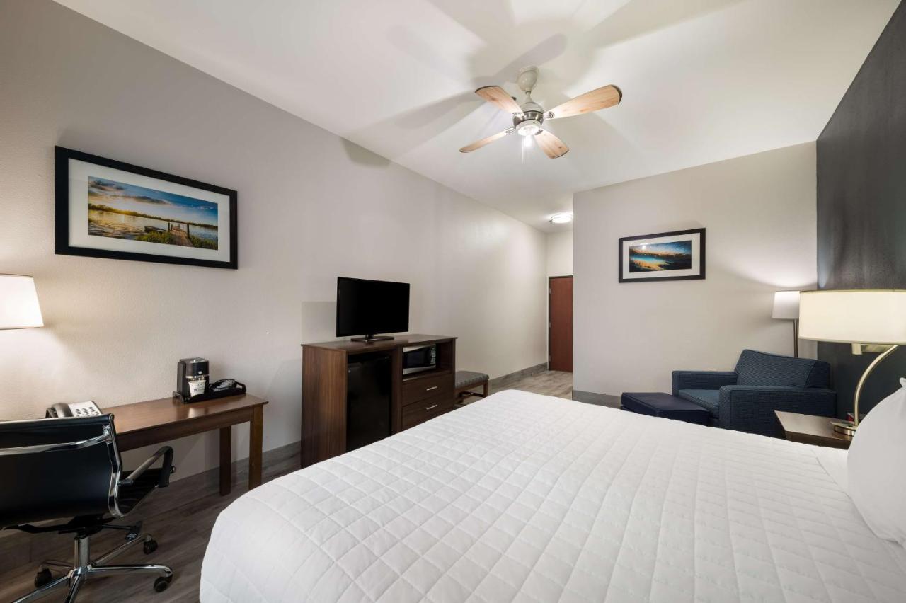 | Best Western Plus Lake Dallas Inn & Suites