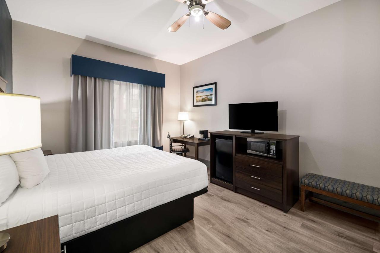 | Best Western Plus Lake Dallas Inn & Suites