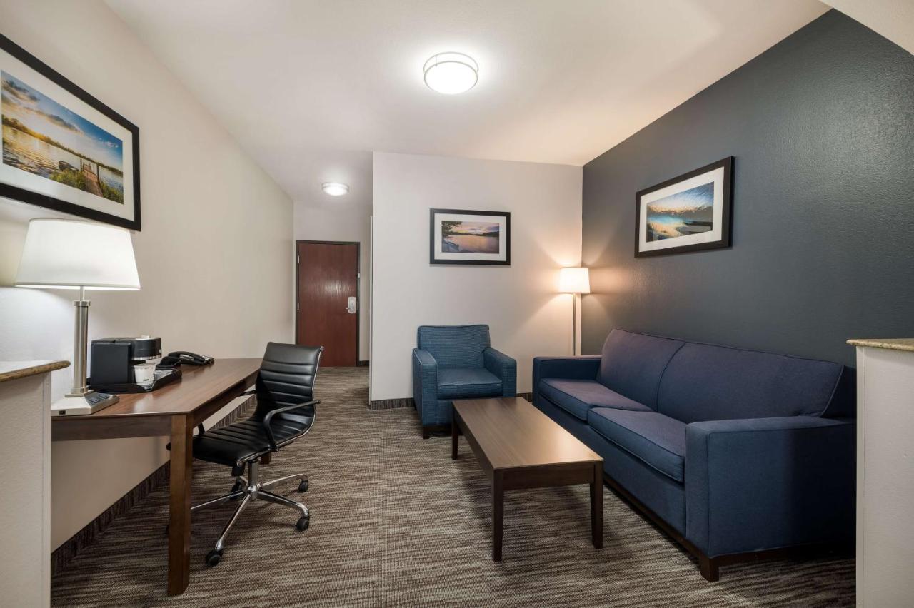 | Best Western Plus Lake Dallas Inn & Suites
