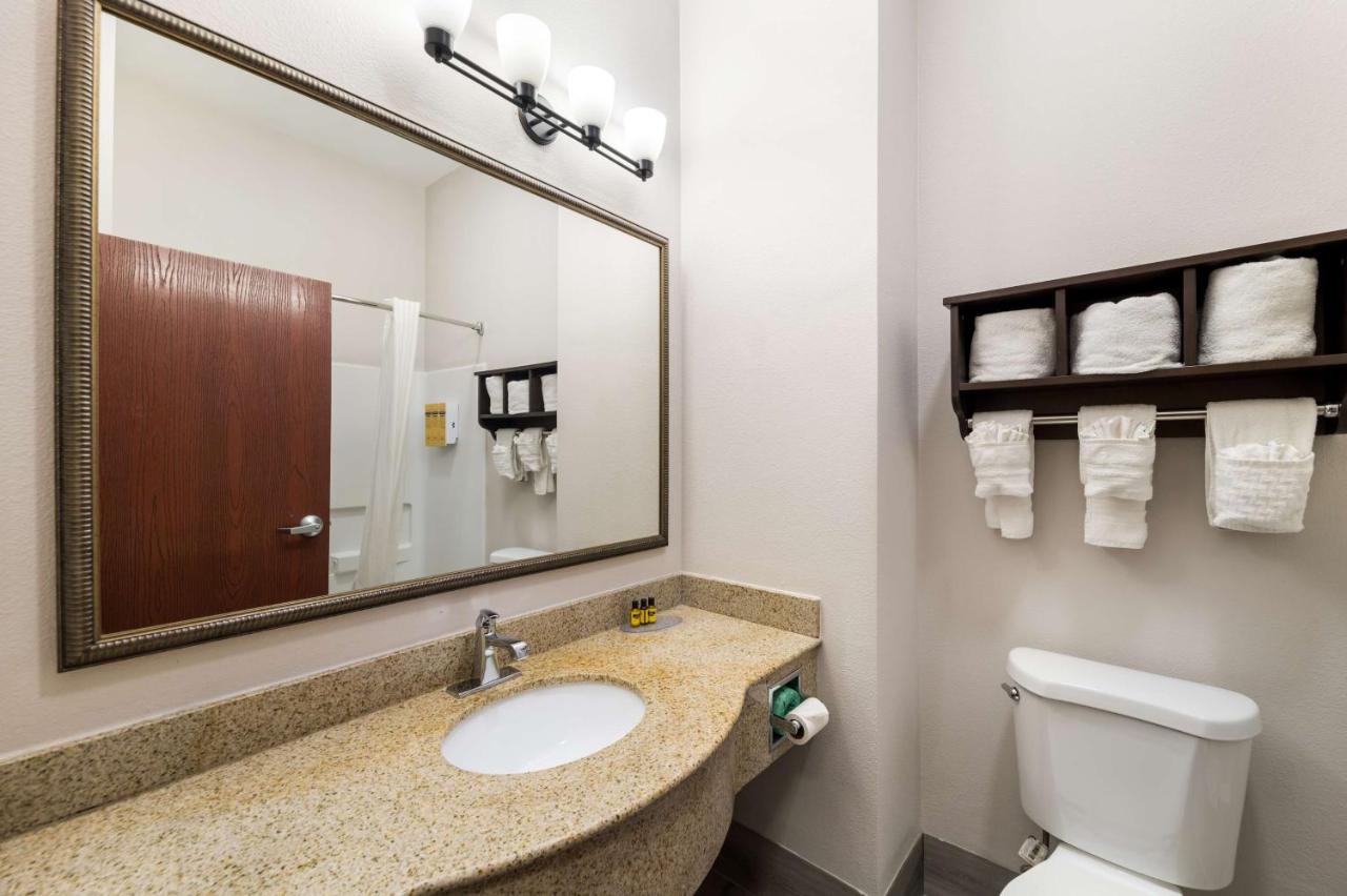 | Best Western Plus Lake Dallas Inn & Suites