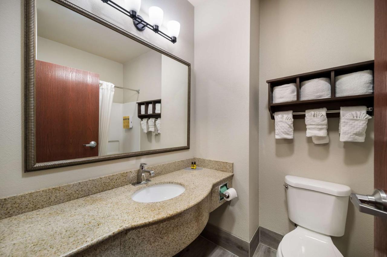 | Best Western Plus Lake Dallas Inn & Suites