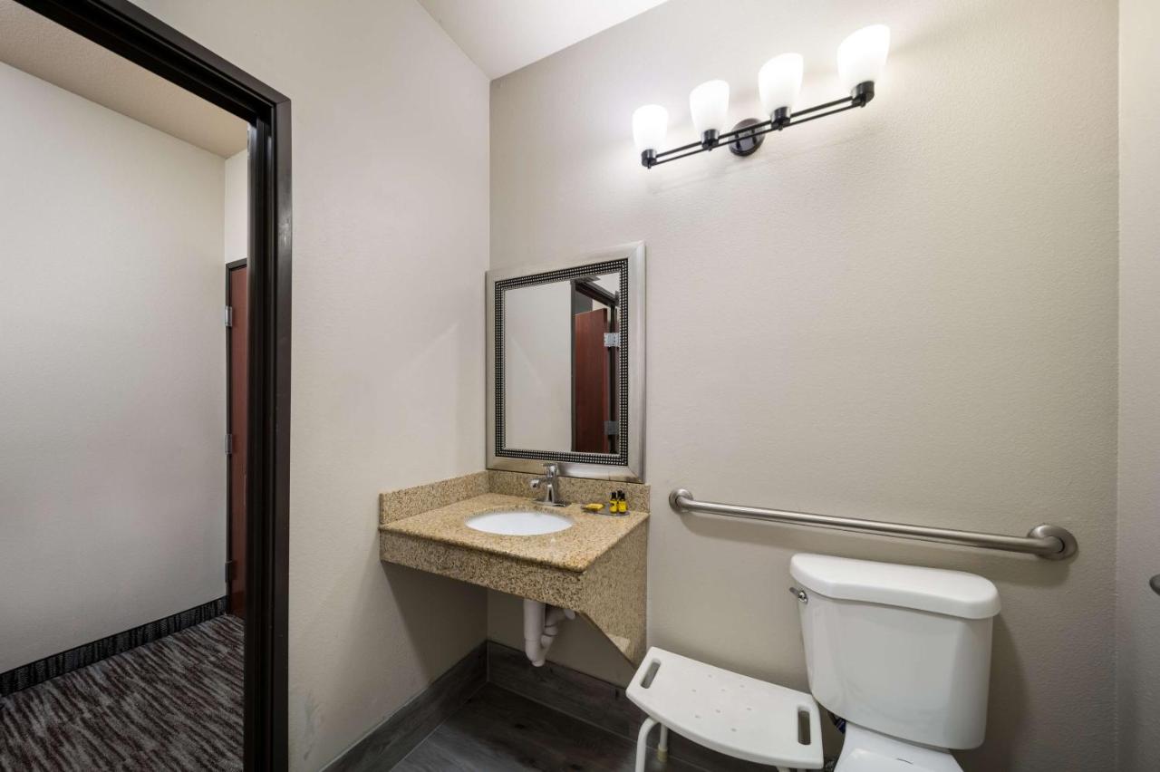 | Best Western Plus Lake Dallas Inn & Suites