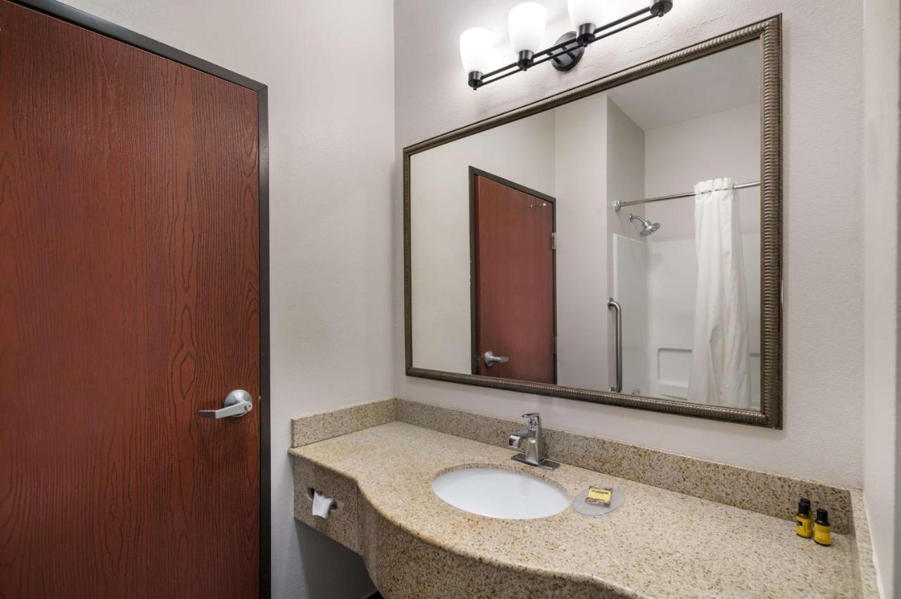 | Best Western Plus Lake Dallas Inn & Suites
