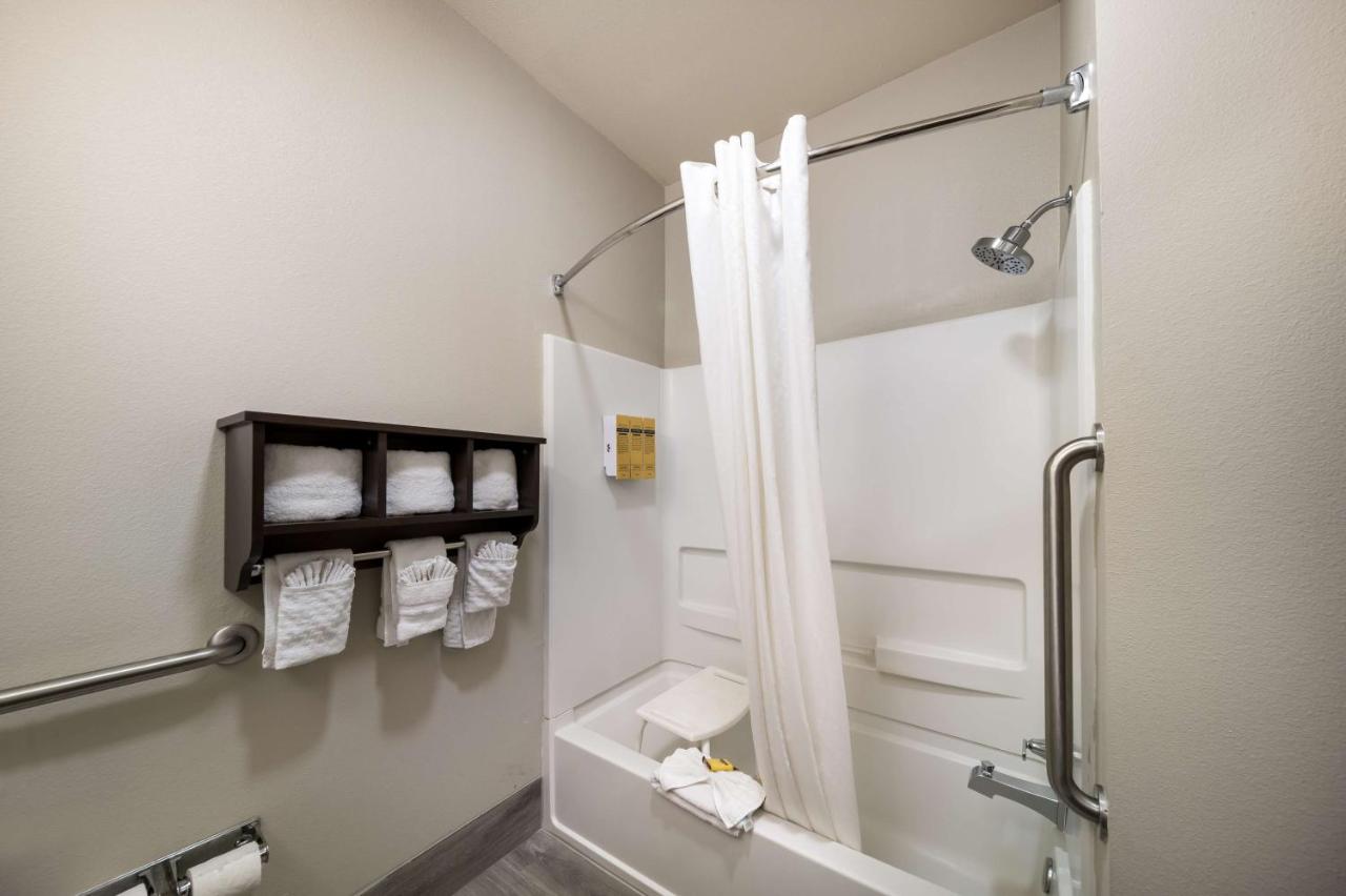 | Best Western Plus Lake Dallas Inn & Suites