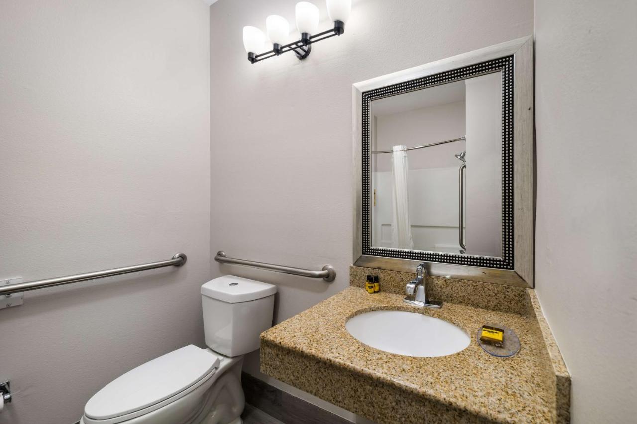 | Best Western Plus Lake Dallas Inn & Suites