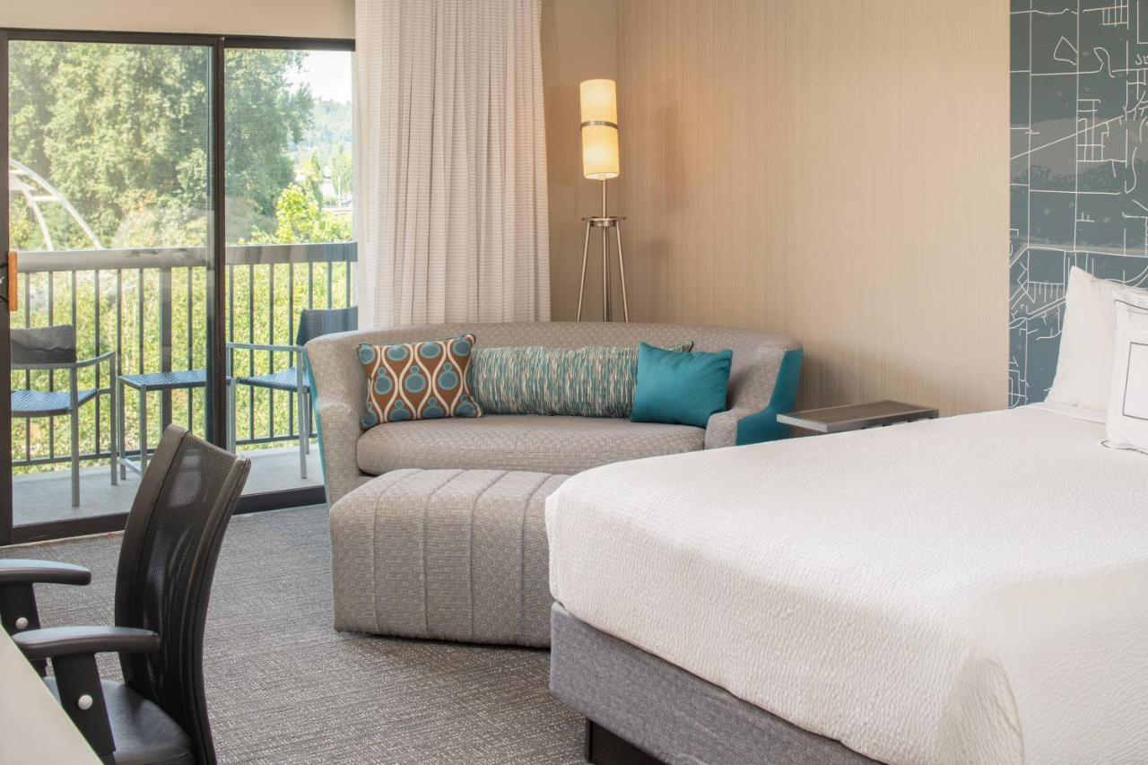 Extended Queen Queen, Deluxe Guest room, 2 Queen, Sofa bed at Courtyard by Marriott Seattle Sea-Tac Area