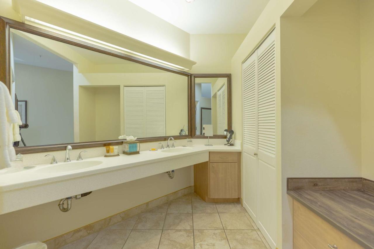 King Suite with Dining Area at Best Western Lodge At River's Edge