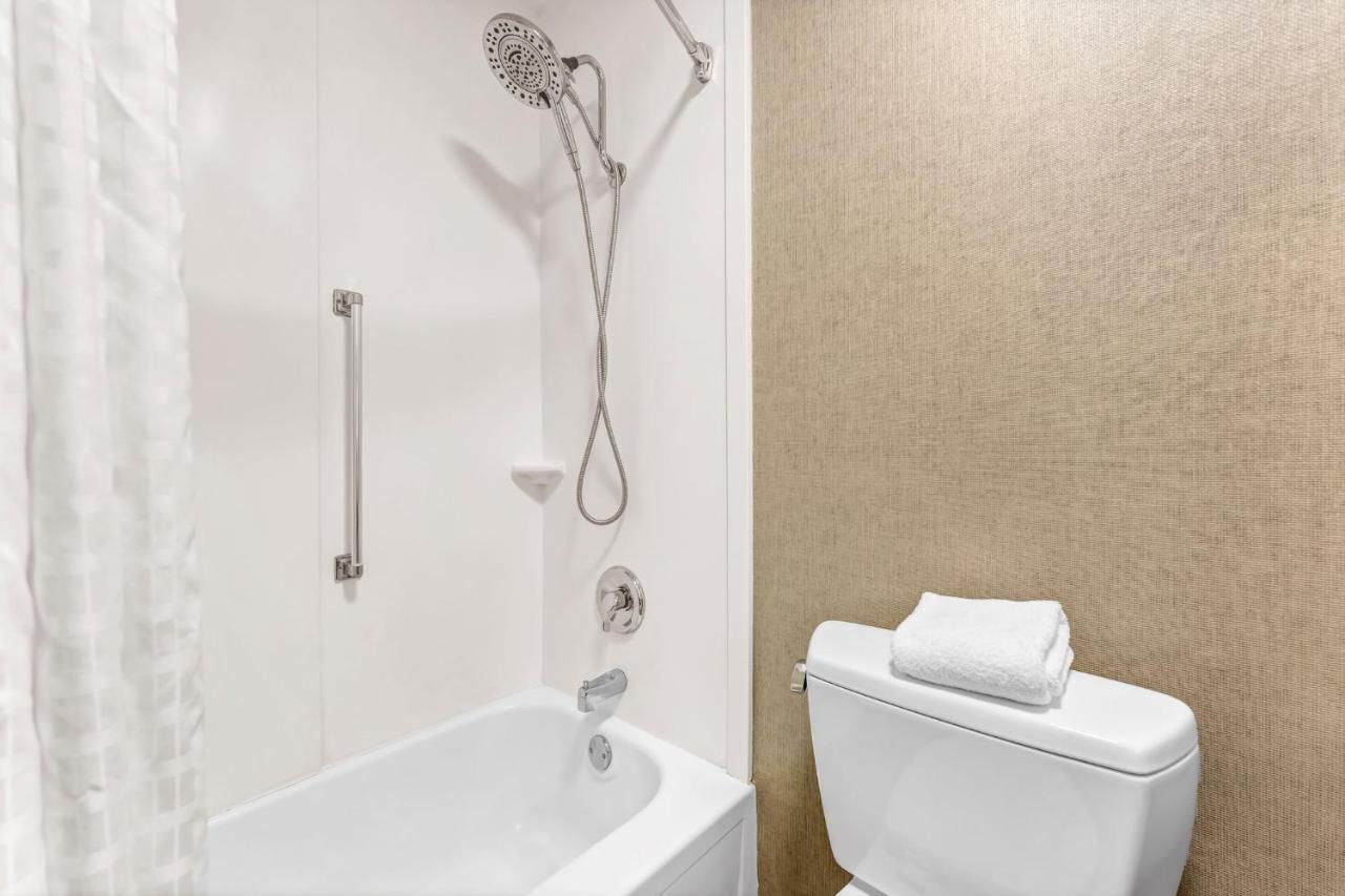 | Buffalo Airport Hotel