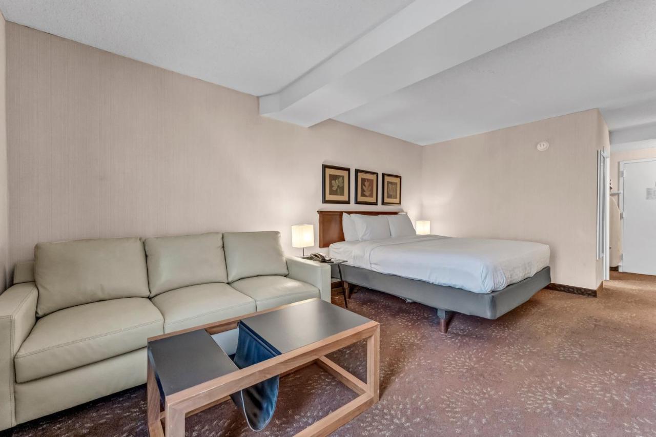 | Buffalo Airport Hotel