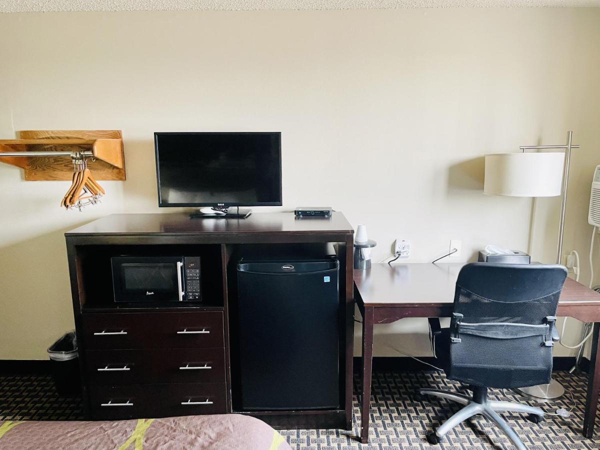 Queen Room - Mobility Access/Non-Smoking at Super 8 by Wyndham Clear Lake