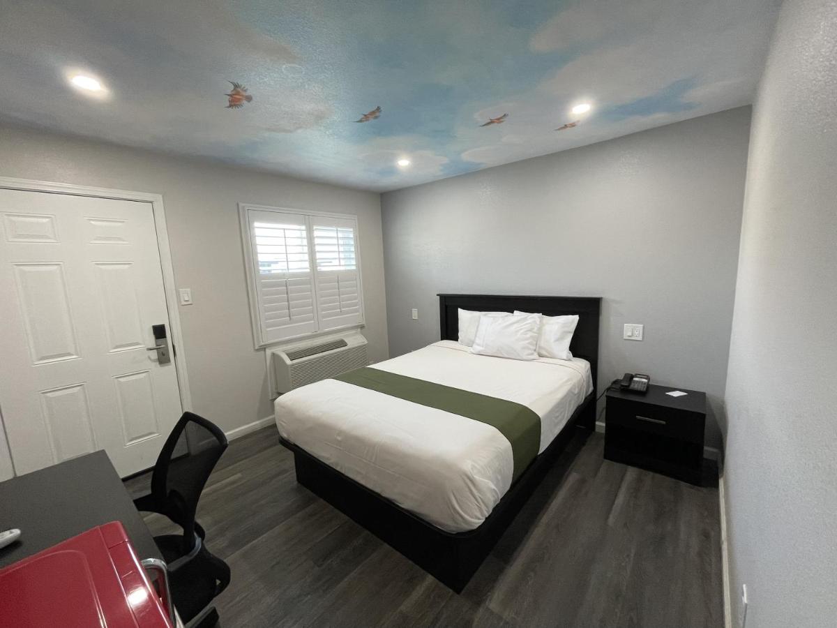 Queen Room at Fontana Inn