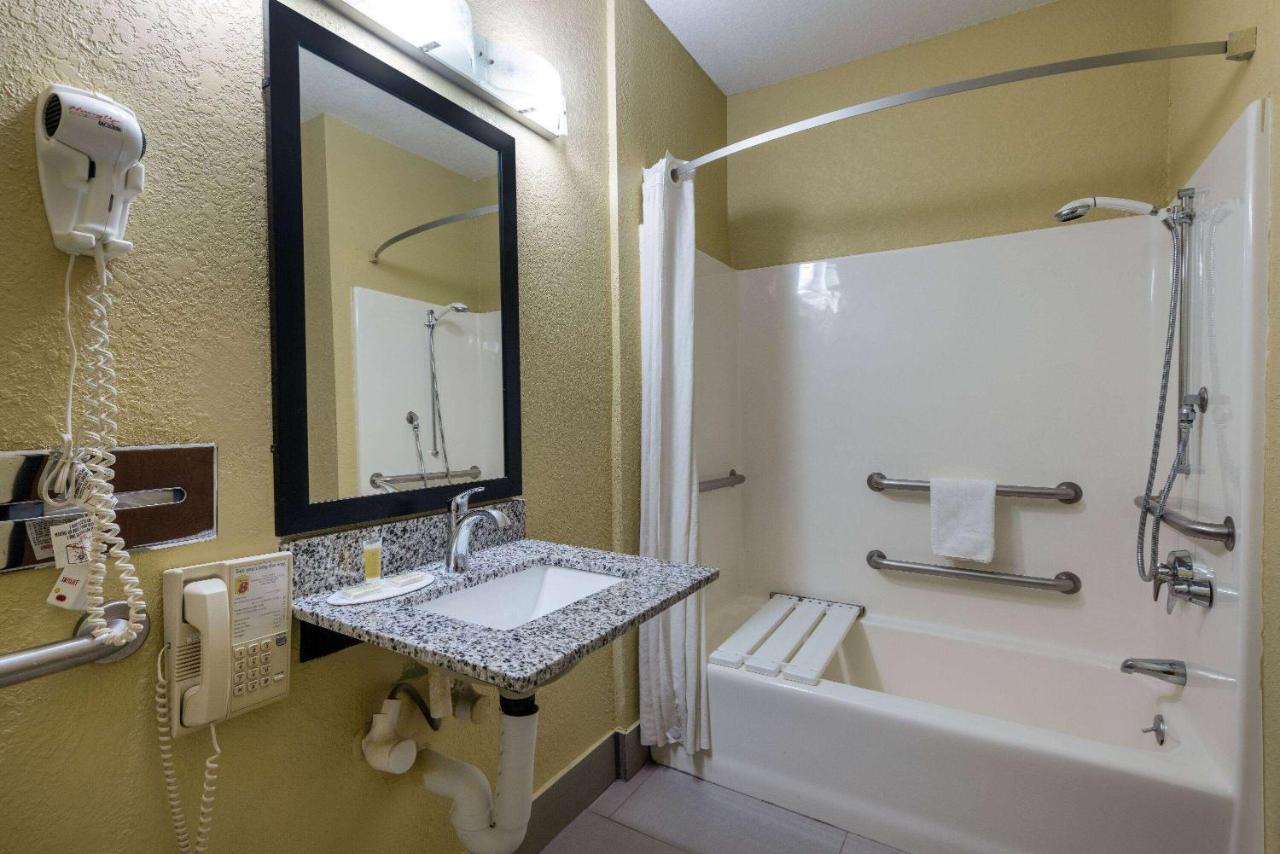 | Super 8 by Wyndham Nixa/Springfield Area