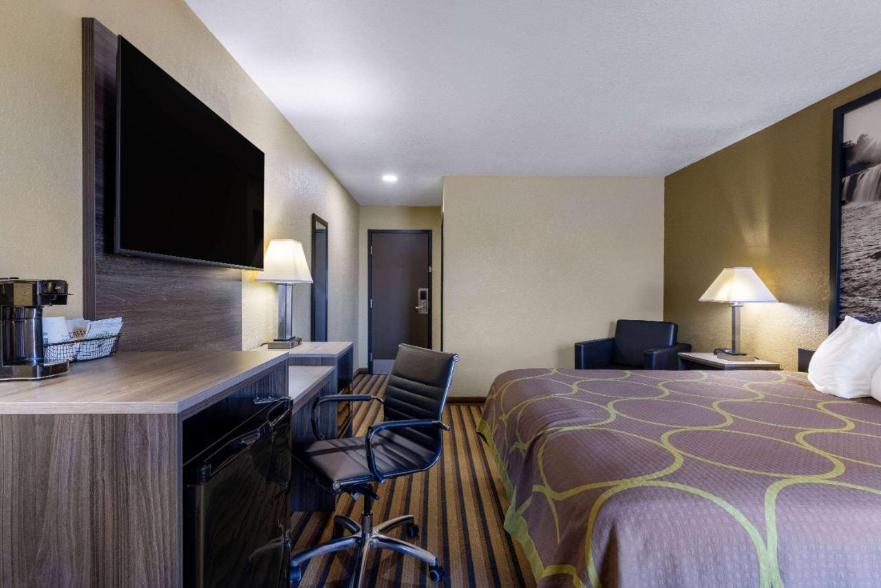 | Super 8 by Wyndham Nixa/Springfield Area