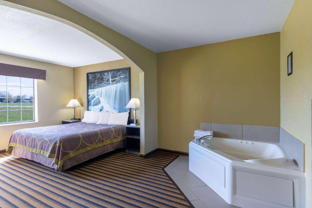 | Super 8 by Wyndham Nixa/Springfield Area