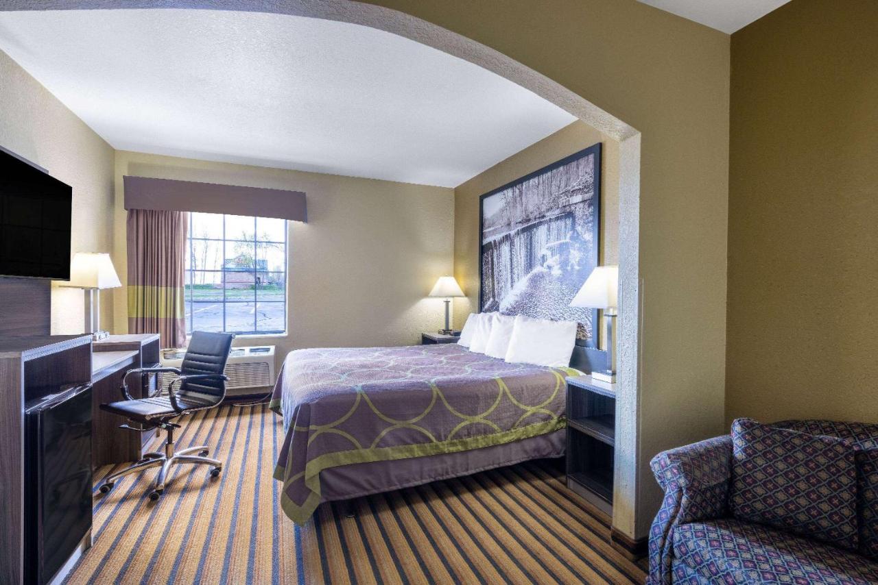 | Super 8 by Wyndham Nixa/Springfield Area