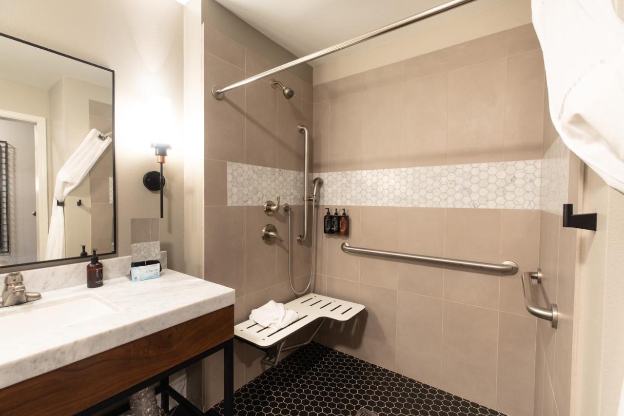 | Oxford Suites Paso Robles