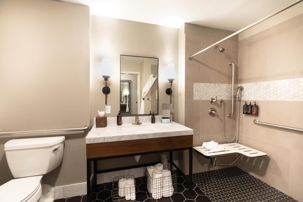 | Oxford Suites Paso Robles