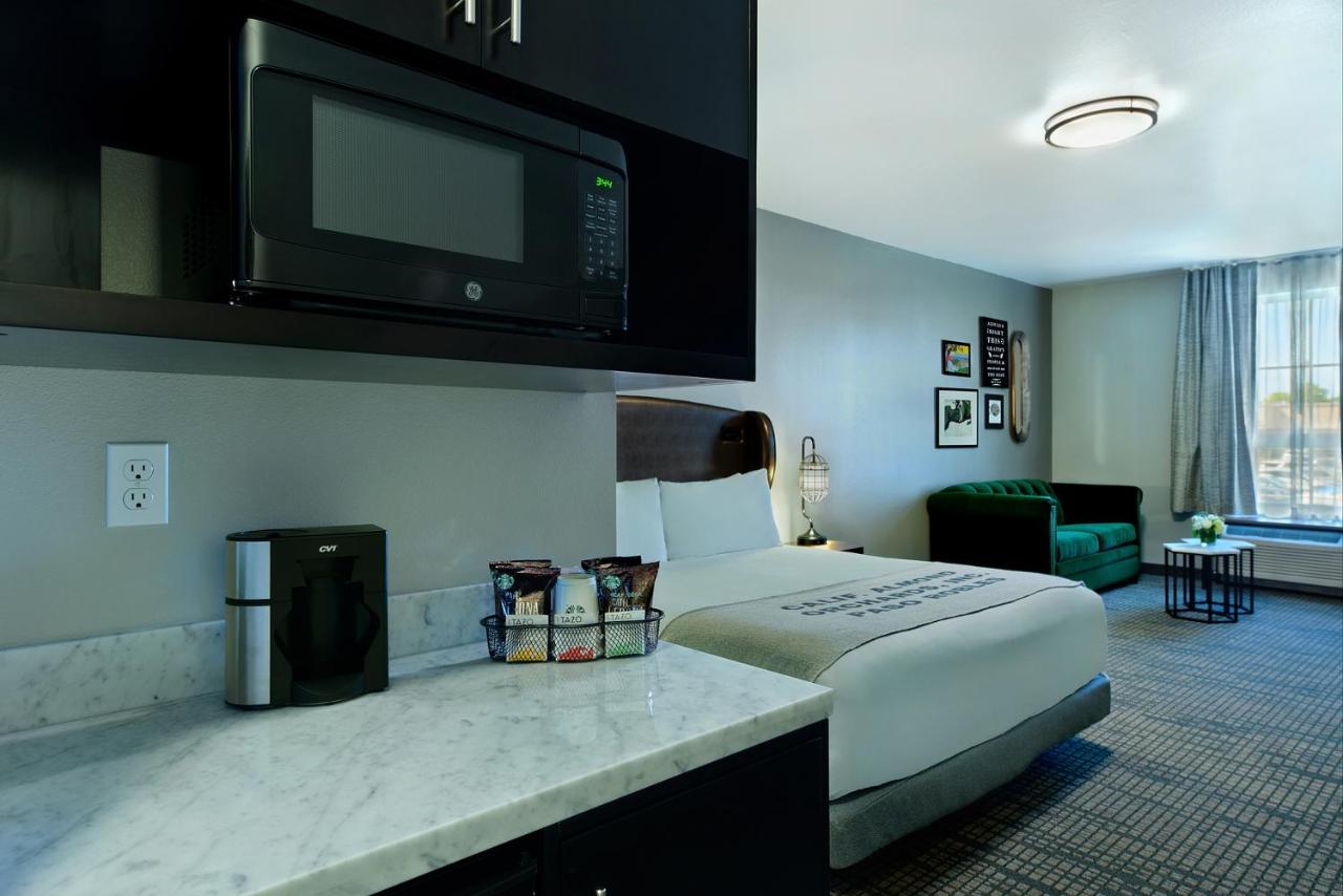 | Oxford Suites Paso Robles