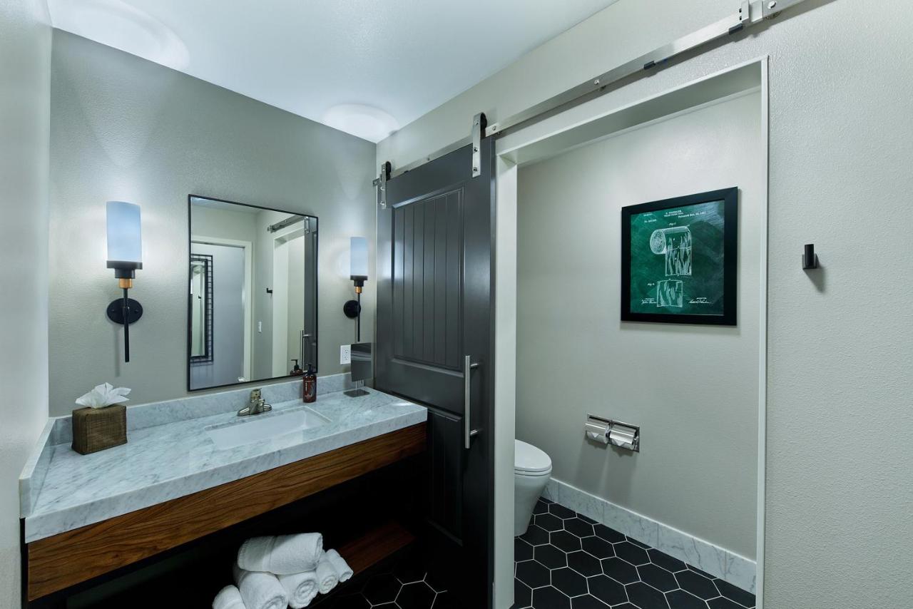 | Oxford Suites Paso Robles