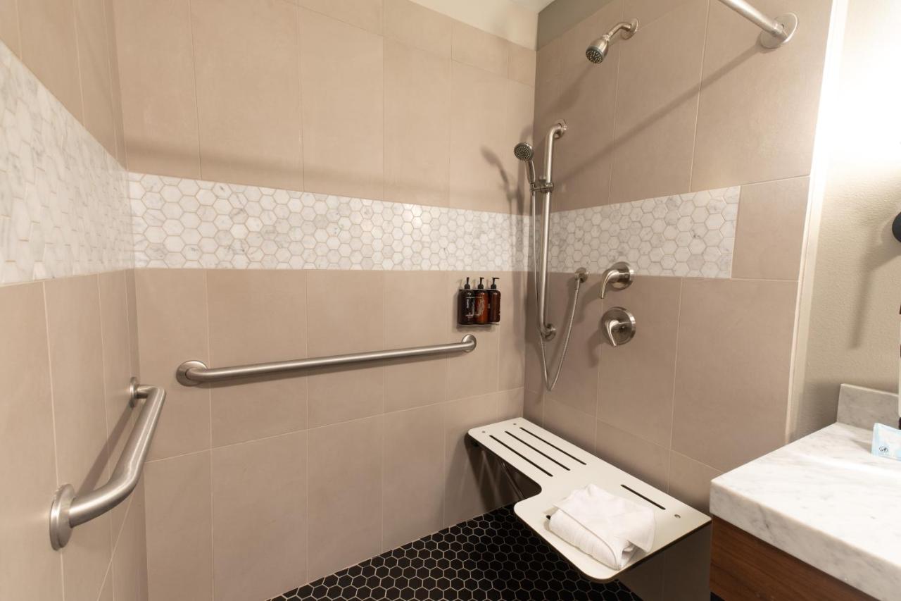 | Oxford Suites Paso Robles
