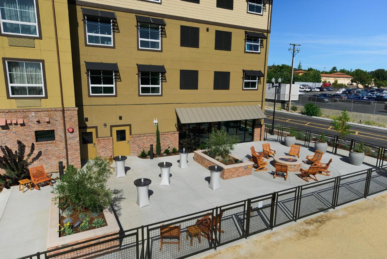 | Oxford Suites Paso Robles