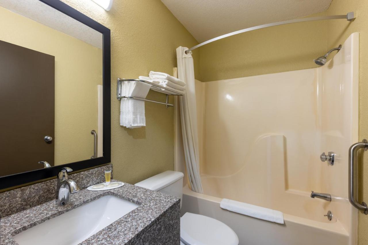 | Super 8 by Wyndham Nixa/Springfield Area