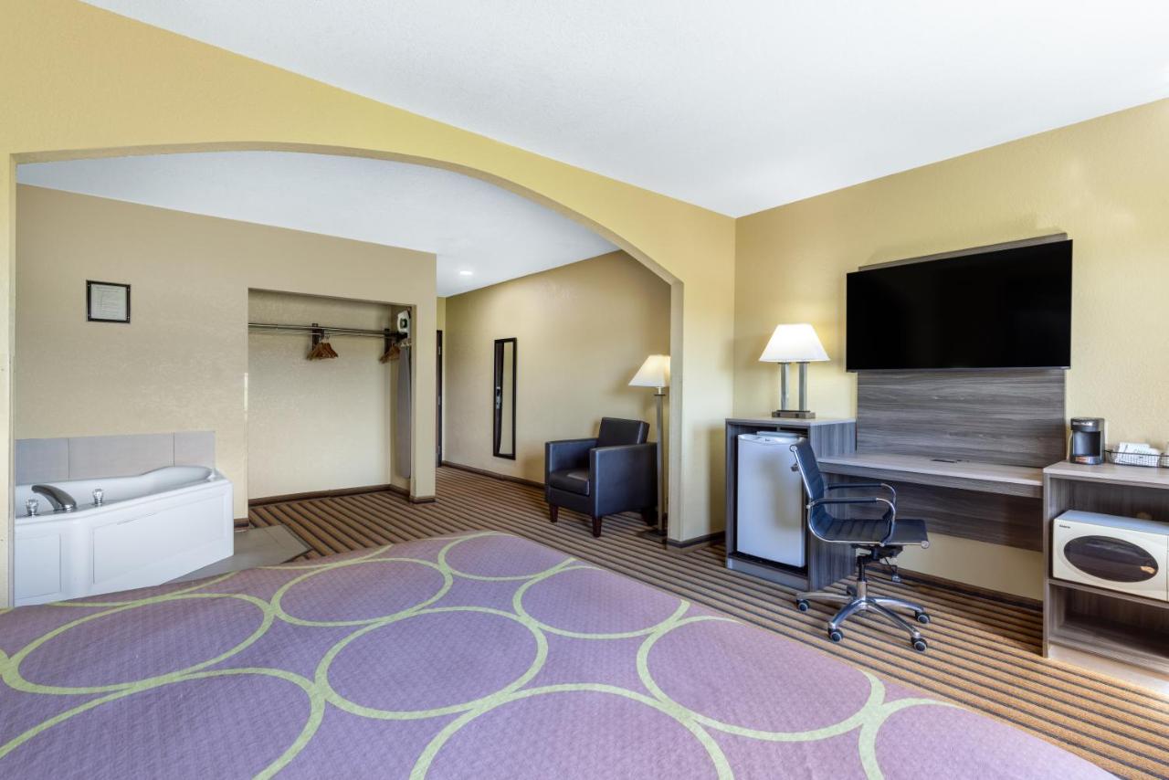 | Super 8 by Wyndham Nixa/Springfield Area