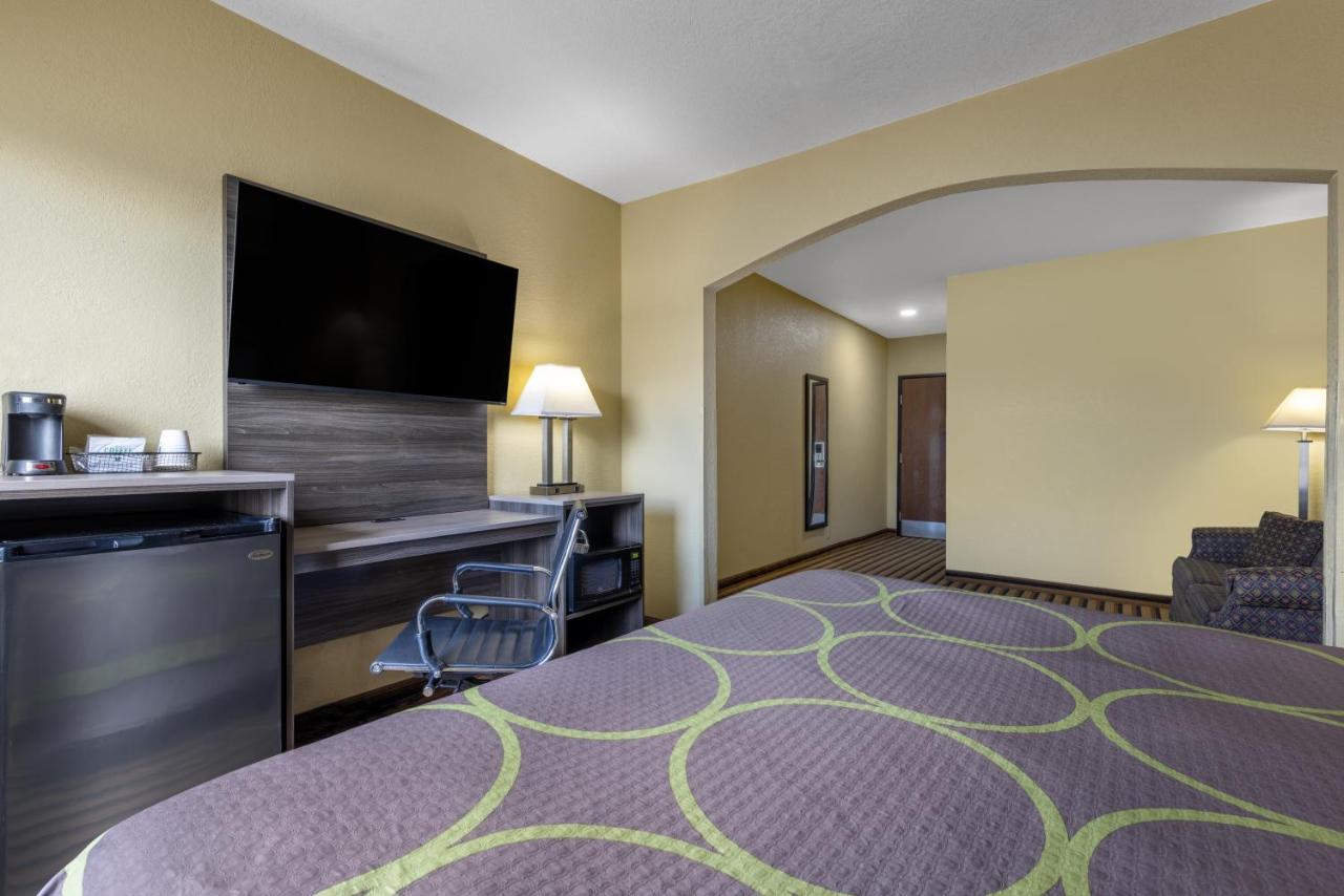 | Super 8 by Wyndham Nixa/Springfield Area