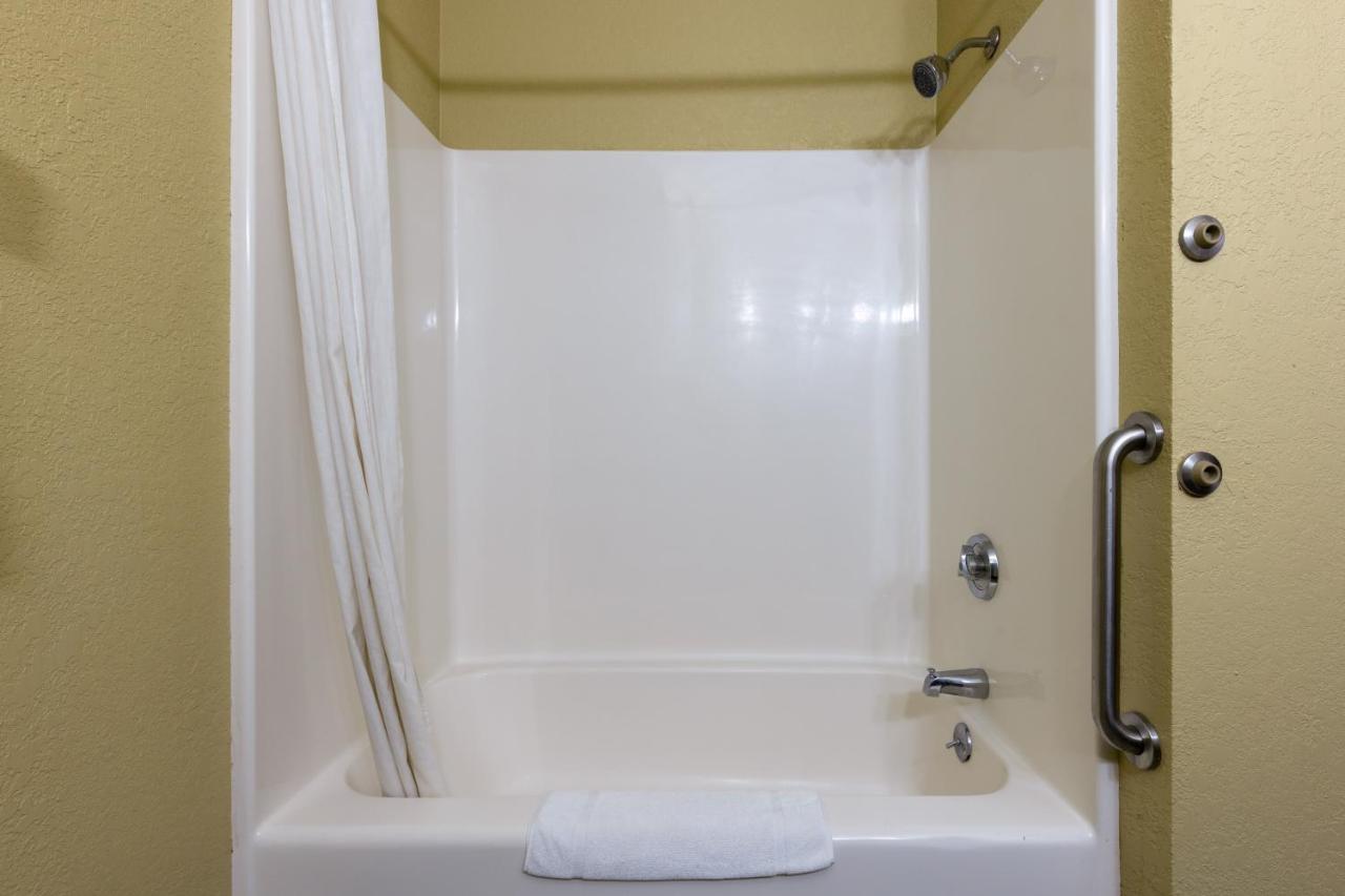 | Super 8 by Wyndham Nixa/Springfield Area