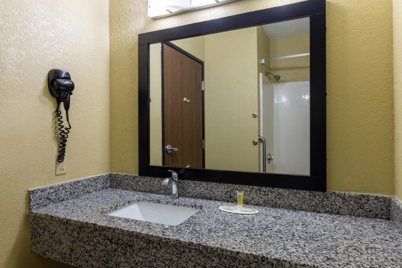 | Super 8 by Wyndham Nixa/Springfield Area